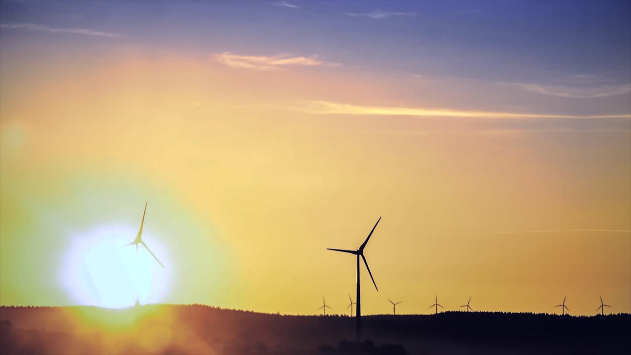 Vindkraftverk vid solnedgången