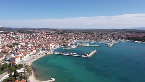 Antena-De-La-Ciudad-De-Vodice-Con-Una-Increíble-Costa-Turquesa-Y-Puerto-Deportivo-En-La-Costa-Adriática,-Croacia