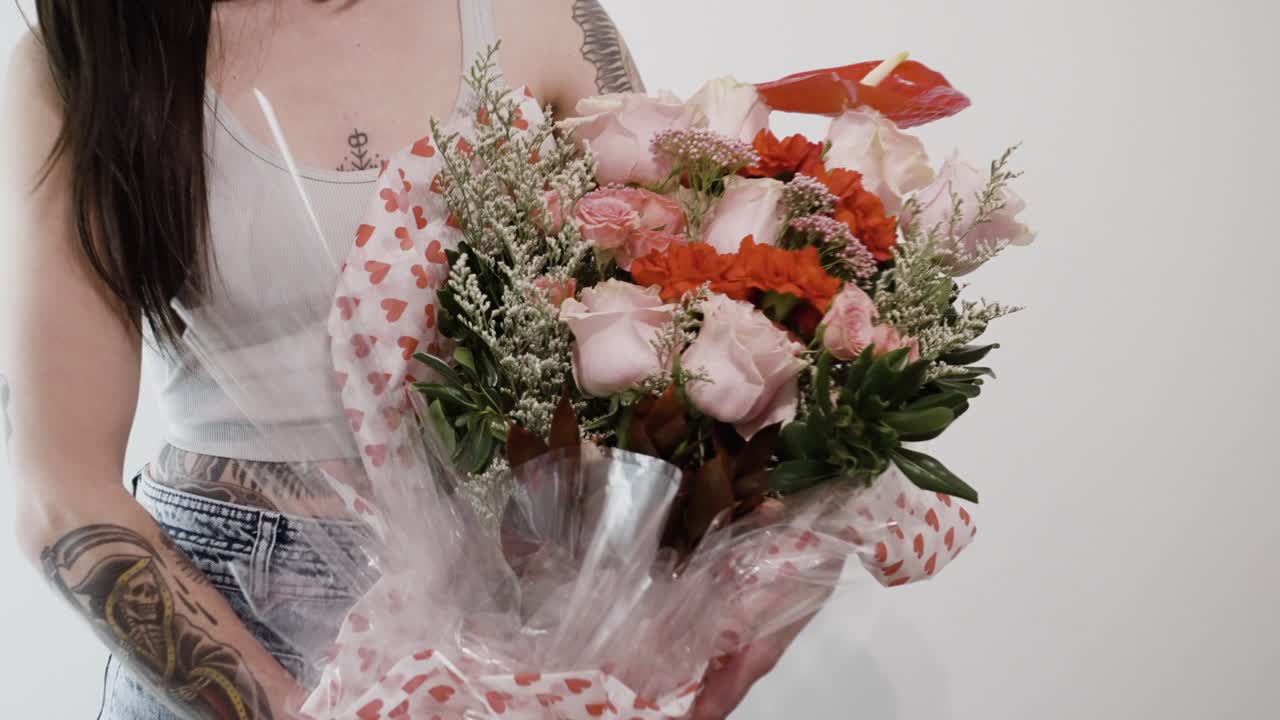 acercar e inclinar la cámara mientras se muestra un arreglo