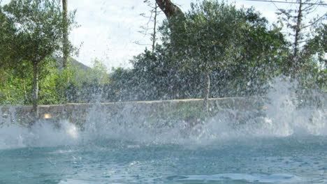 grupo de amigos de vacaciones saltando a la piscina al aire libre