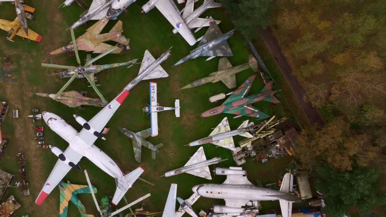 Luchtfoto van een vliegtuigkerkhof in een luchtvaartparkmuseum, Zruč-Senec, Tsjechië.