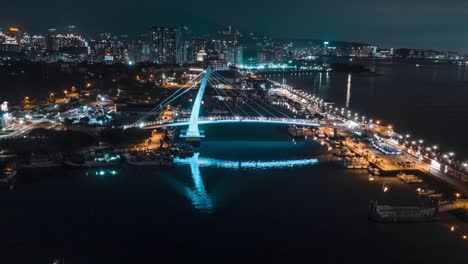 Schöner-Drohnennacht-hyperlapse-Eines-Beleuchteten-Hafens-In-China