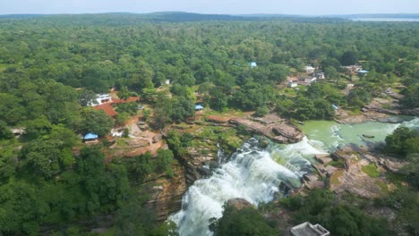 cascada rajdari devdari y la presa latif shah y el lago chandraprabha vista aérea