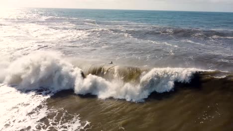 Luftdrohne-Landschaftsaufnahme-Von-Bodyboarder-Duck-Dive-Regenwasserwelle-Schaumschwelle-Newcastle-NSW-Australien-4k