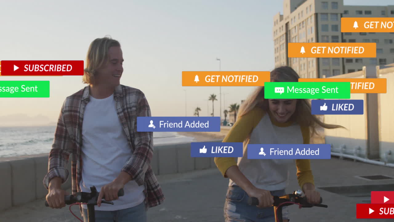 montar scooters cerca de la playa, amigos recibiendo notificaciones animación