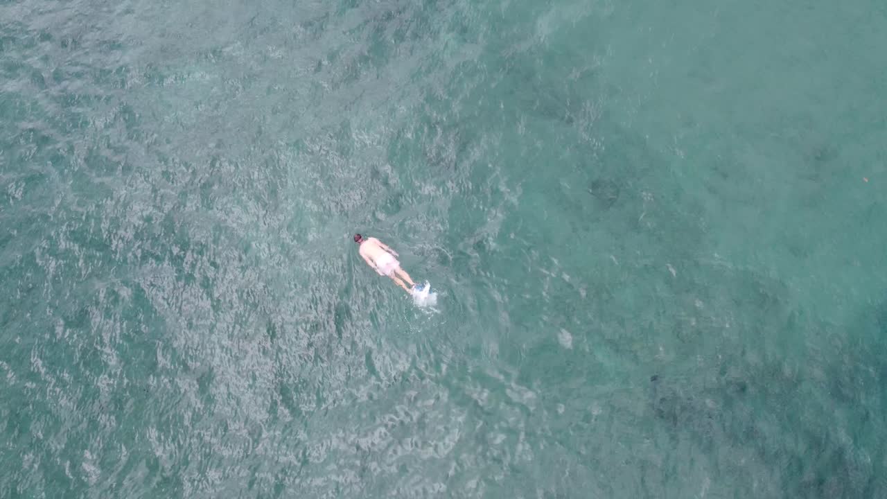 foto cenital de niño buceando en hawaii