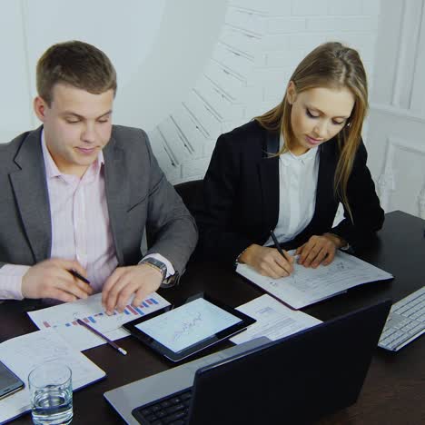 discussion young businesswoman and her assistant