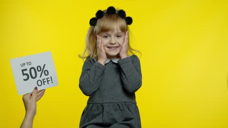 inscripción de publicidad con descuento de hasta el 50 por ciento aparece junto a niño sonriente alumna niña