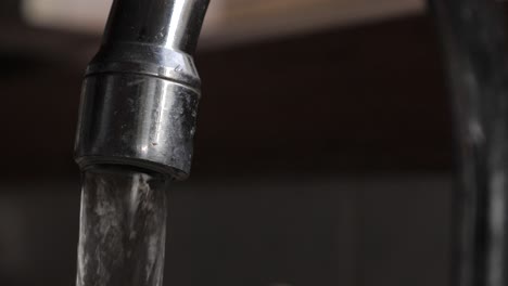 kitchen sink spout turning on with flowing water