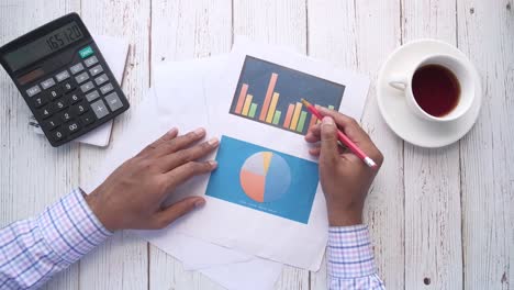 hombre de negocios analizando gráficos y gráficos financieros