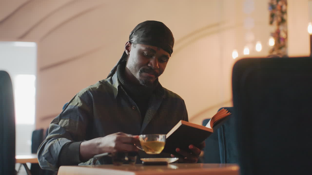 diferentes descripciones proporcionadas, redacción alternativa para personas saboreando bebidas con tranquilidad, descripciones distintas que representan a personas disfrutando del té y relajándose en diferentes entornos