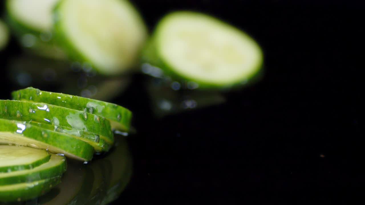 사탕수수 둥근 조각은 천천히 물을 굴리십시오.