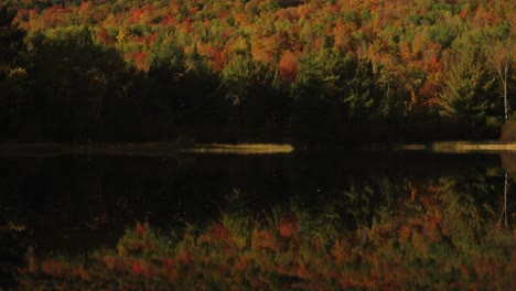 La-Luz-De-La-Hora-Dorada-Ilumina-El-Cielo-Y-El-Follaje-Otoñal-En-El-Reflejo-De-La-Montaña-En-El-Lago.