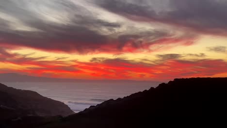 El-Cielo-Crepuscular-Rojo,-También-Conocido-Como-&quot;delicia-Del-Marinero&quot;,-Se-Cierne-Sobre-Las-Dunas-De-Arena-De-La-Bahía-De-Monterey,-California,-El-21-De-Diciembre-De-2020