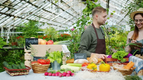 exhibición de productos agrícolas en el mercado