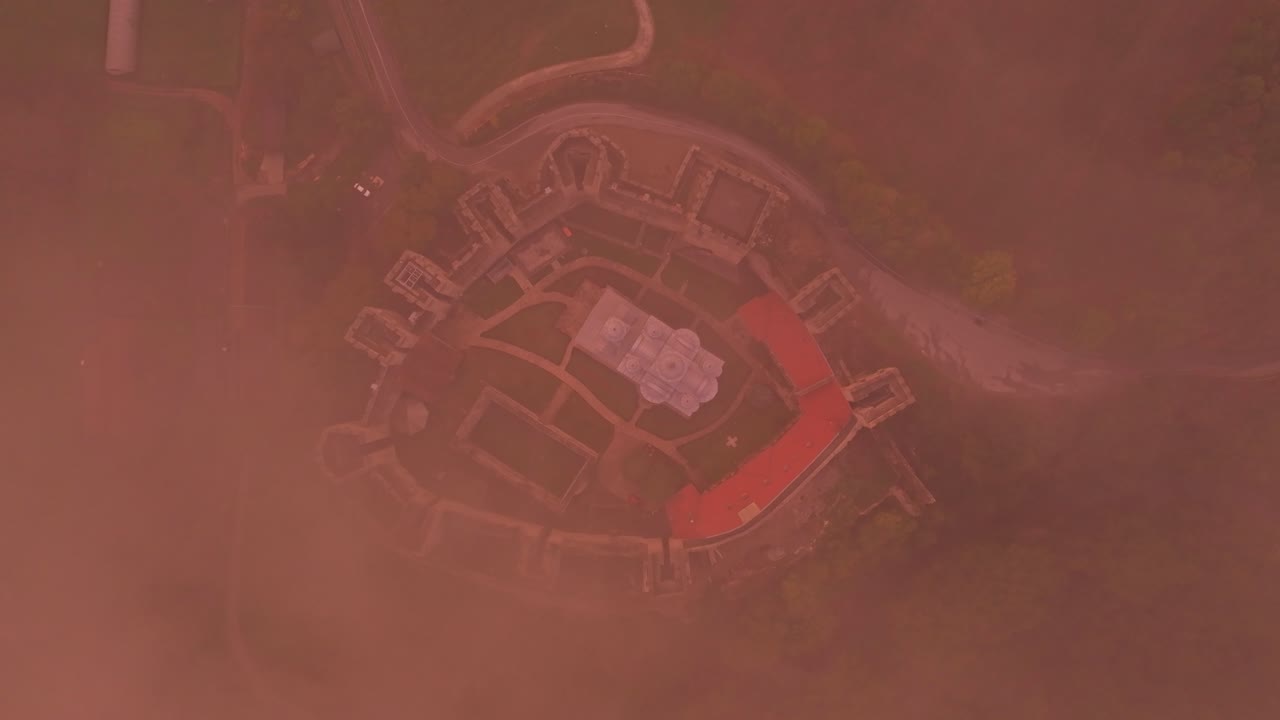 Ripresa aerea del Monastero di Manasija, una fortezza medievale in Serbia
