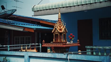 una casa de espíritus en un jardín frontal en tailandia