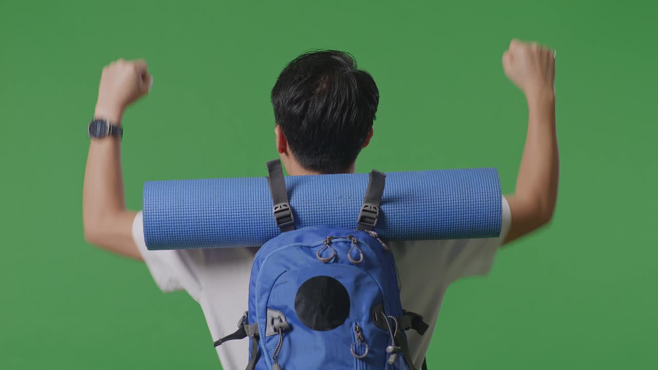 배 과 요가 매트 를 가진 남자 가 축하 하고 있다