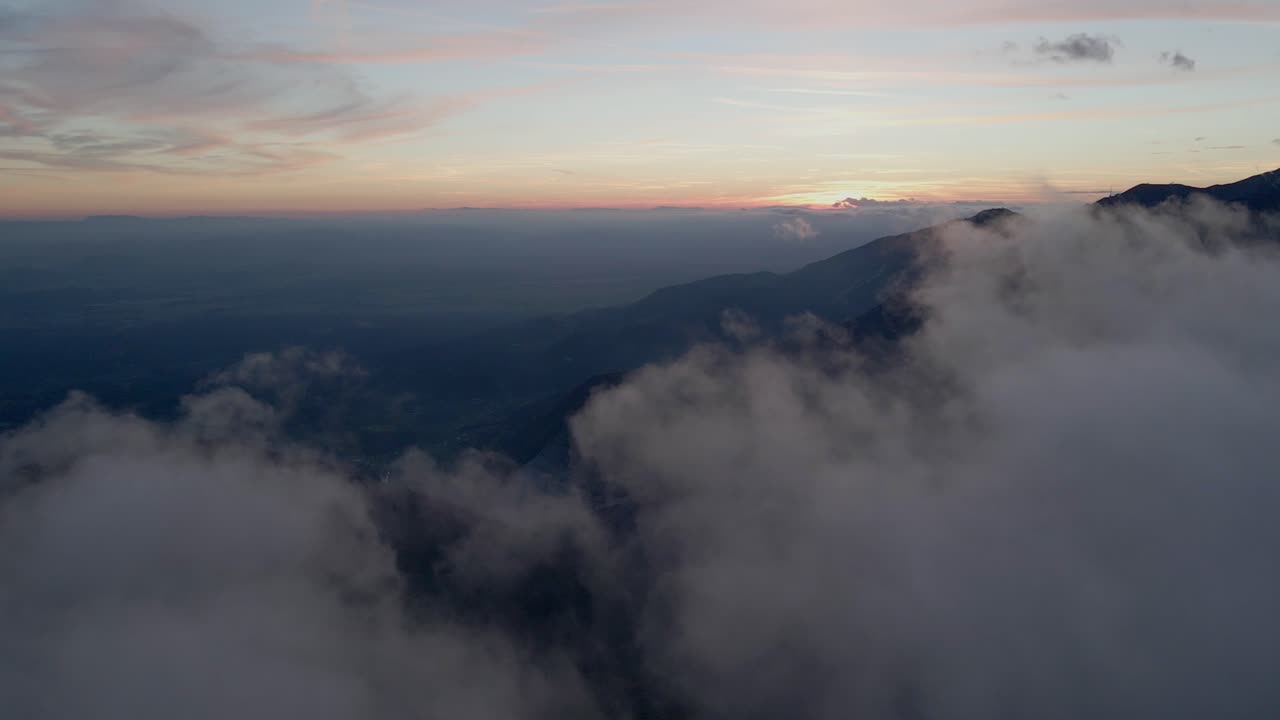 Východ slunce nad horskými štíty s malebnými výhledy na Veliké Planině, Slovinsko