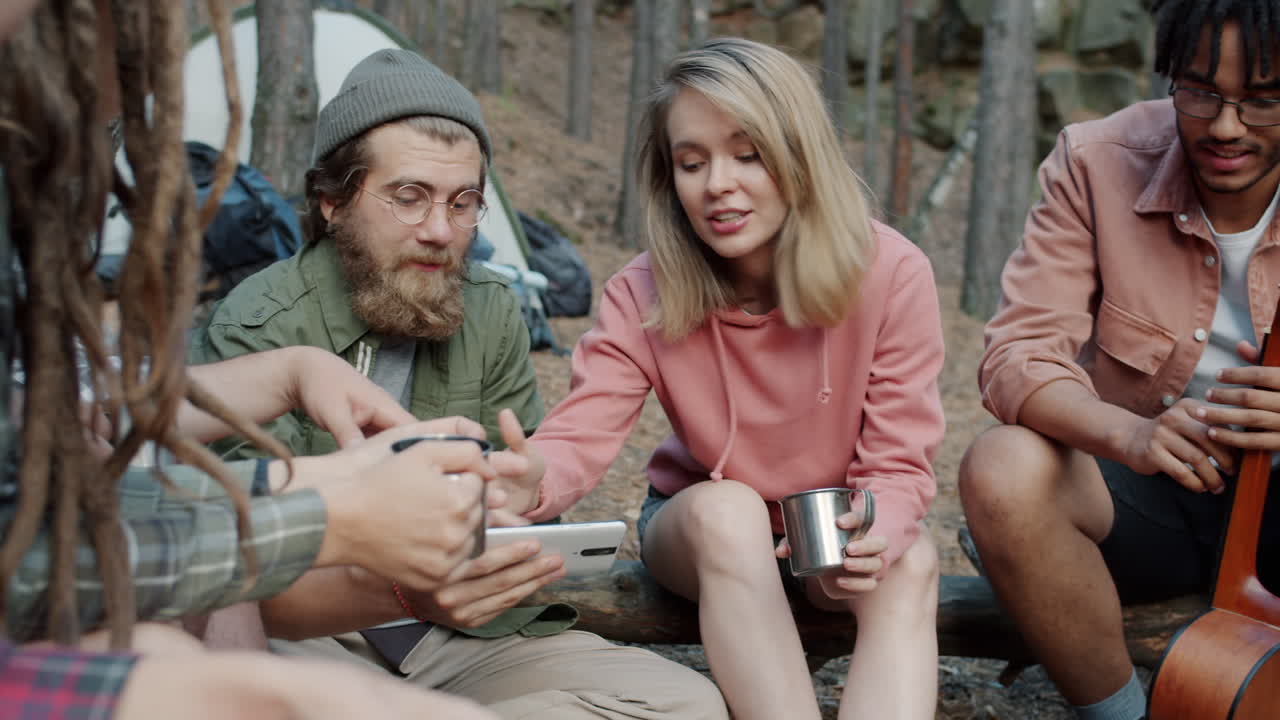 Freunde campen und genießen die Natur