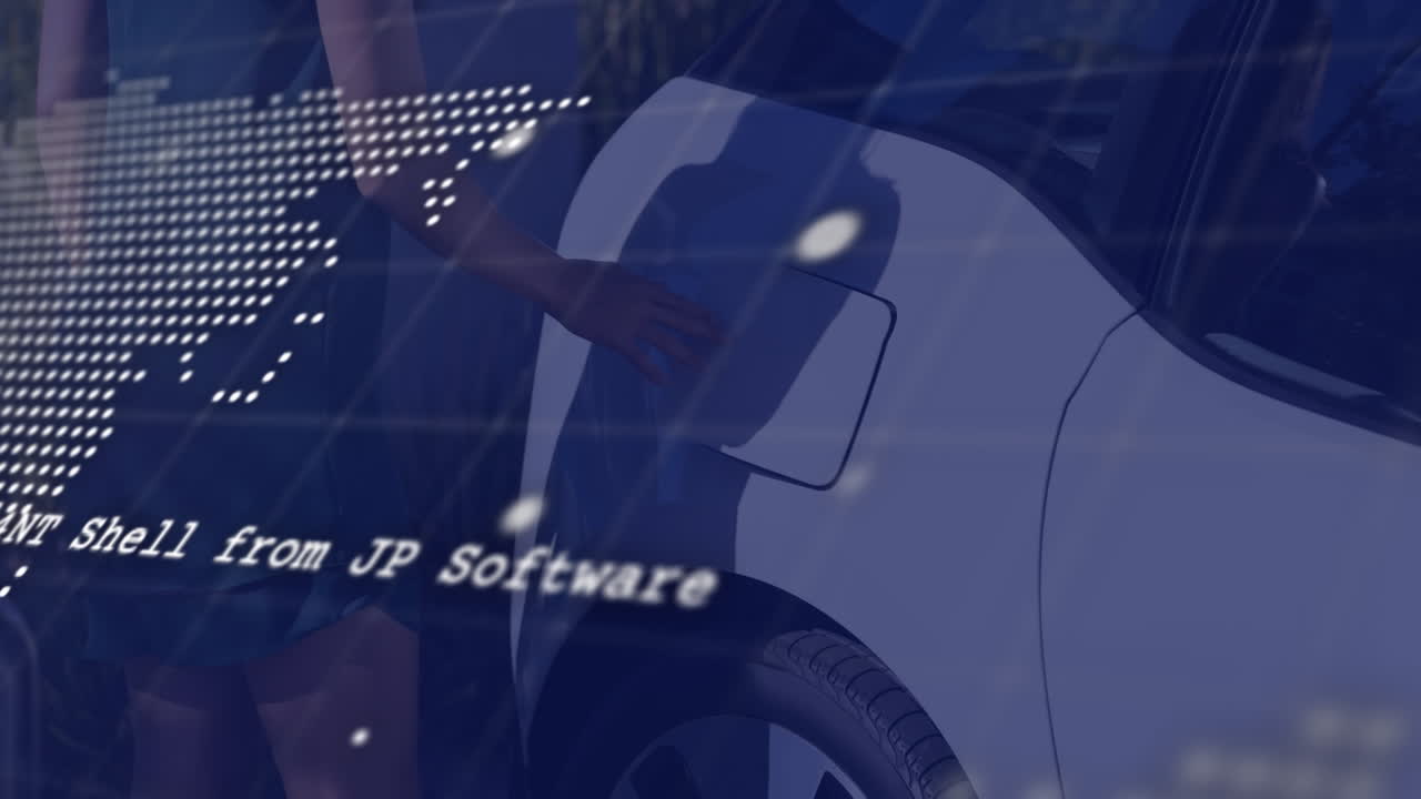 세계 지도와 데이터 처리의 애니메이션: 전기 자동차를 충전하는 백인 여성의 손