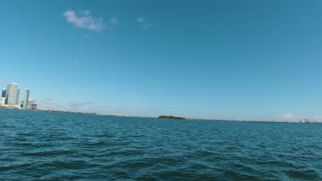 Blick-Von-Einem-Kleinen-Boot-Aus,-Das-Links-In-Richtung-Miami-Auf-Die-Biscayne-Bay-Abbiegt
