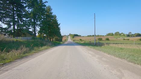 pov während der fahrt auf einer asphaltierten kreisstraße im ländlichen iowa im frühherbst