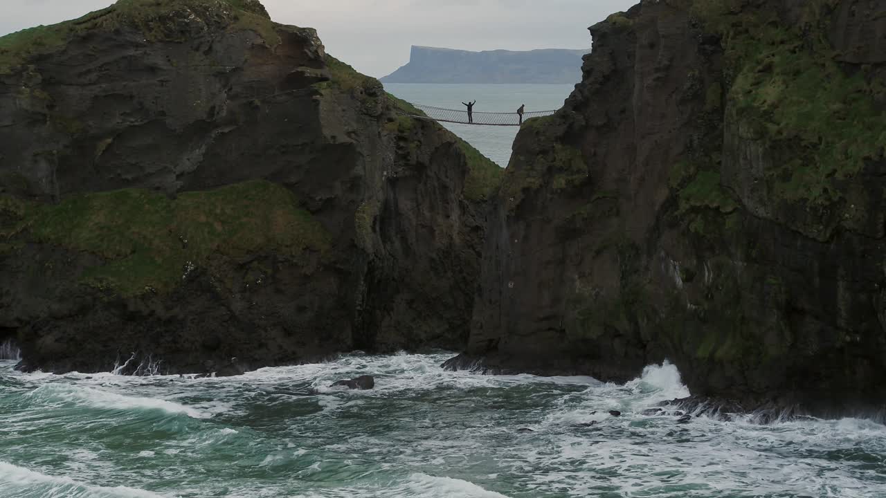 puente de cuerda carrick-a-rede, parte de la ruta costera de la calzada en la costa norte de irlanda del norte