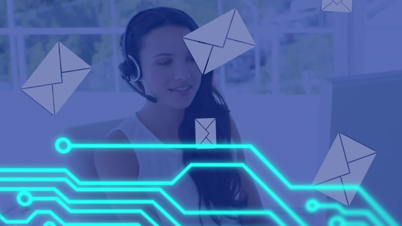 Animazione di circuito stampato e icone di posta elettronica su professionisti con auricolari