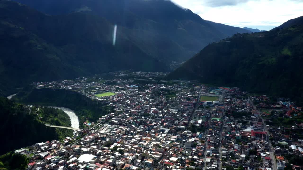 vista aérea, moviéndose hacia atrás, de banos de agua santa en los andes de ecuador