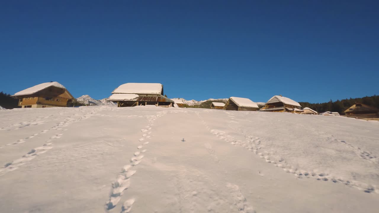 슬로베니아 포클주카 숲에서 촬영된 fpv 드론은 마을과 숲 주변의 빠르고 영화적인 움직임과 함께 일몰의 황금시간대에 자연과 산을 둘러싸고 있습니다.