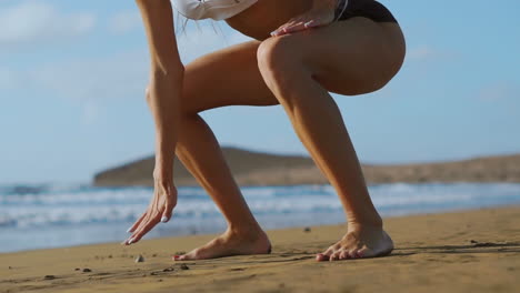 Mujer-Joven-Fuerte-En-Ropa-Deportiva-Haciendo-Ejercicios-Pliométricos-En-El-Muelle.-Sentadillas-Con-Salto,-Ejercicio-Físico-Al-Aire-Libre.-Cámara-Lenta