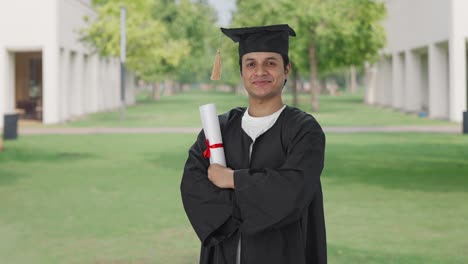 retrato de un feliz estudiante de posgrado indio de pie con las manos cruzadas