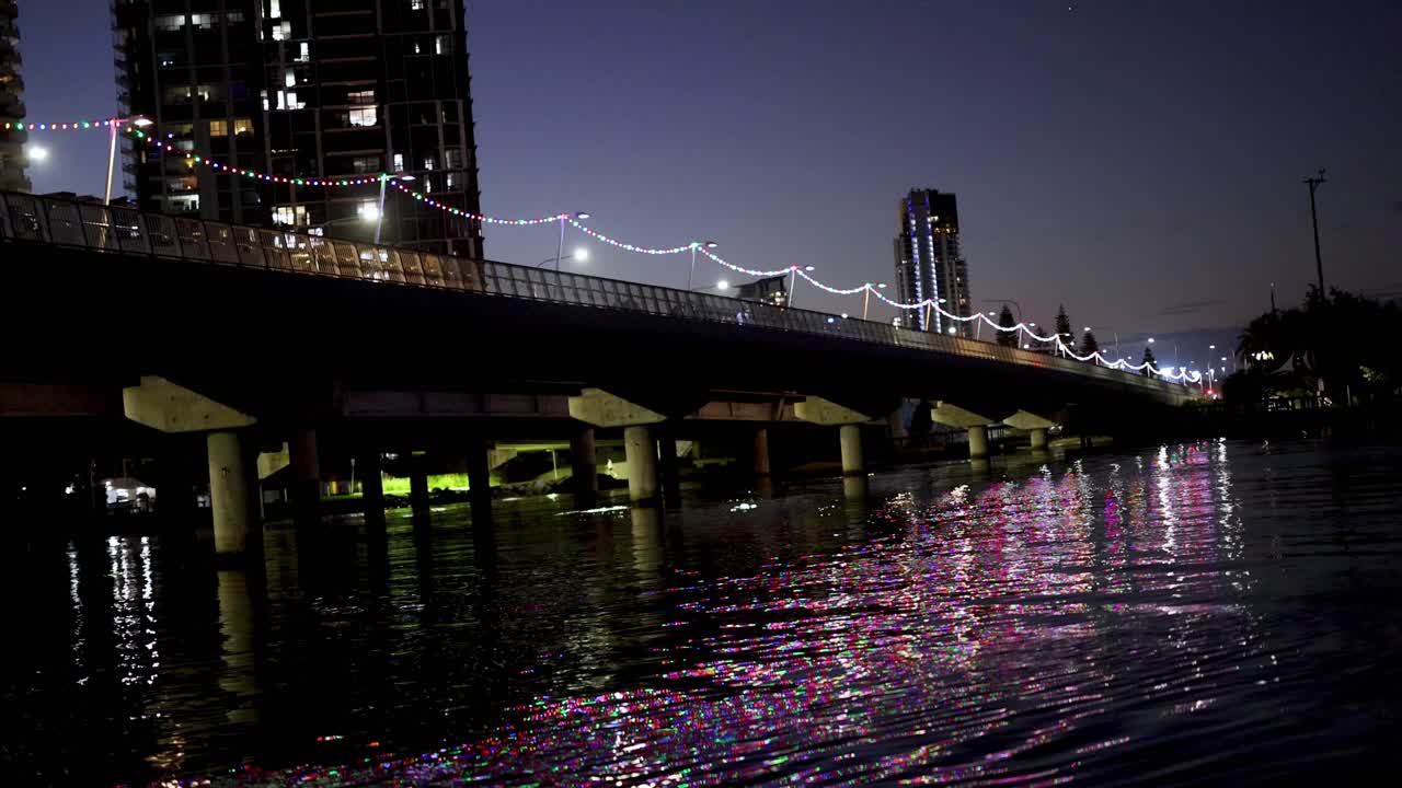 밤에는 물 위에 반사되는 조명 다리