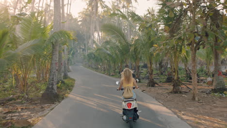 Reisefrau,-Die-Auf-Einer-Tropischen-Insel-Motorrad-Fährt-Und-Das-Roadtrip-Abenteuer-Auf-Der-Rückansicht-Eines-Motorradrollers-Genießt
