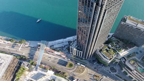 toma aérea de mega rascacielos residenciales y tráfico en el centro de hong kong, en un hermoso día