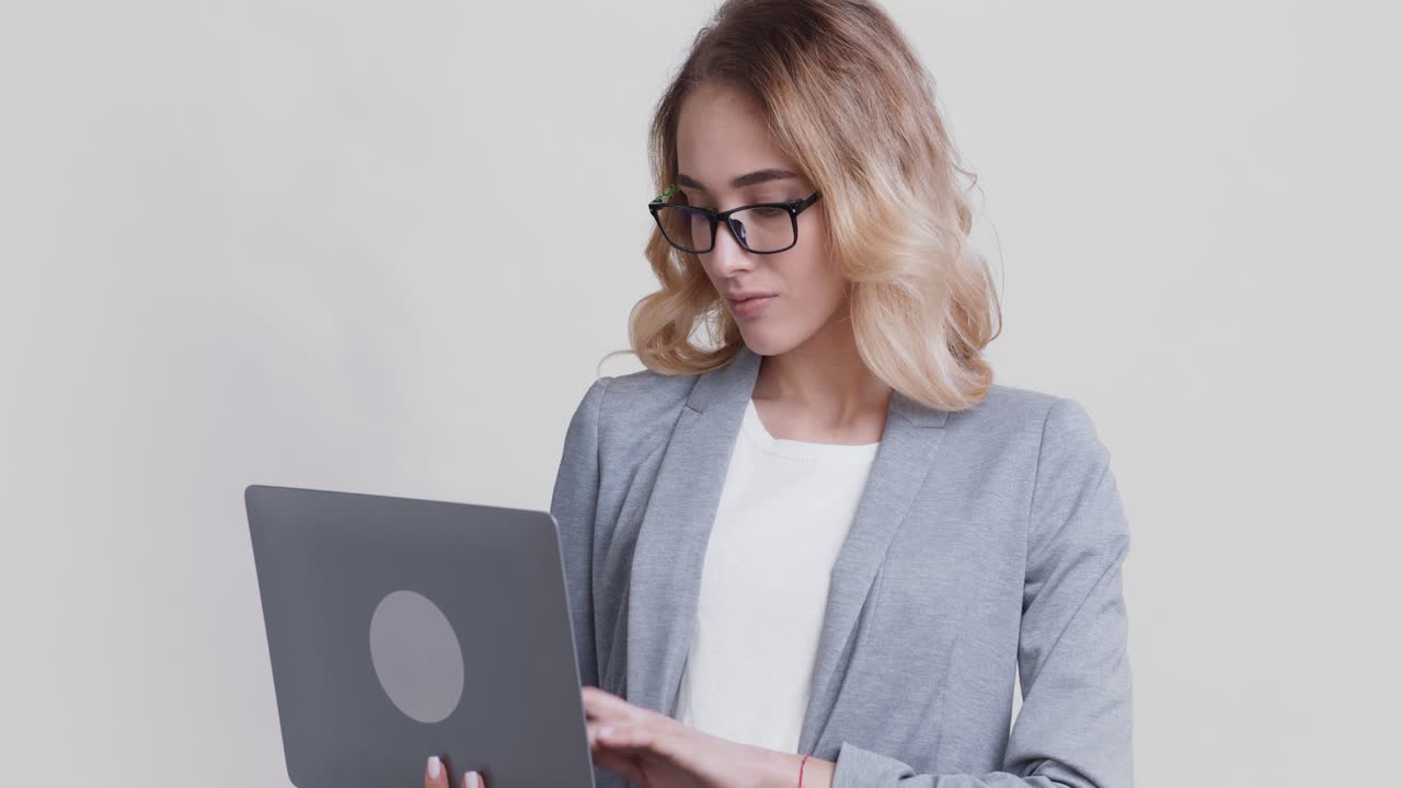 Mujer que trabaja en la computadora portátil