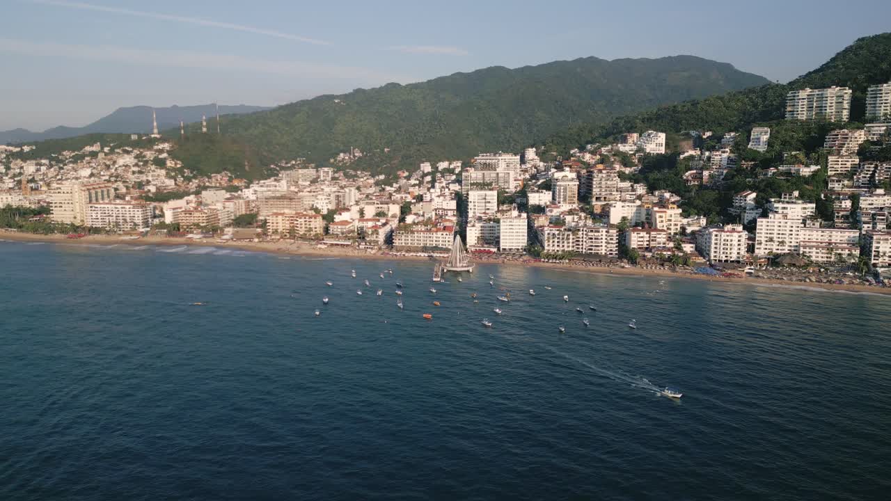 Veduta aerea della Zona Romantica di Puerto Vallarta, costa pacifica del centro storico in Messico, con una barca a vela ormeggiata nella baia.