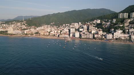 aerial de puerto vallarta zona romántica costa del pacífico de la ciudad vieja en méxico con velero amarrado en la bahía