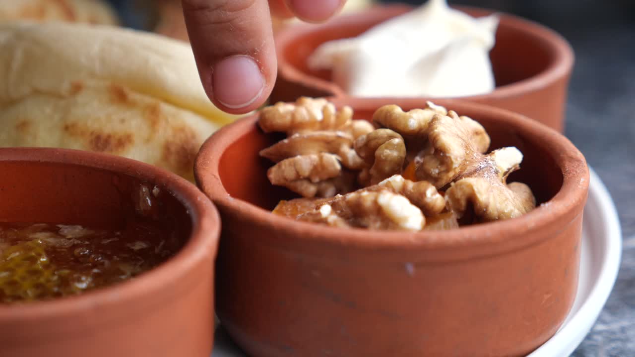 Colazione turca con noci e miele