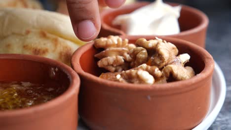 desayuno turco con nueces y miel