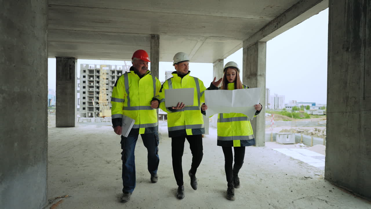 el equipo de ingeniería está viendo el edificio en construcción en el sitio de construcción