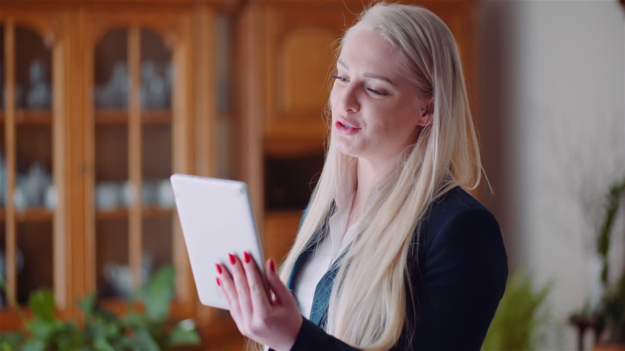 деловая женщина руководитель проводит онлайн-конференцию с командой на цифровом планшете