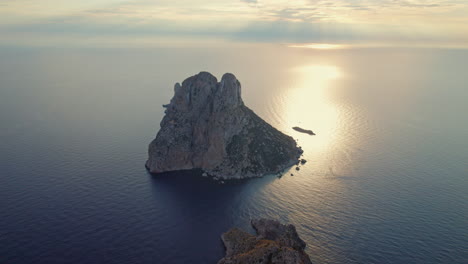 puesta de sol en la isla de es vedra en ibiza, españa - toma aérea de un dron