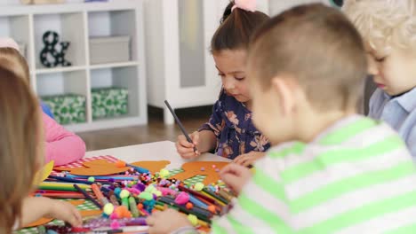 niños preparando decoraciones para la pascua