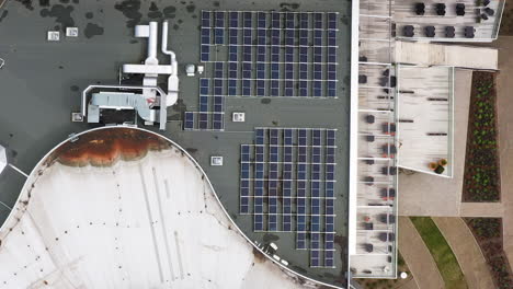vista superior del edificio con paneles solares en el techo