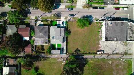 vista a vista de pájaro: calles tranquilas de los barrios suburbanos del norte de florida