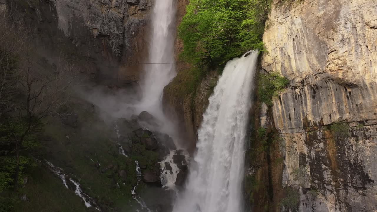 vista de cerca de las cataratas de seerenbach donde el agua clara cae sobre majestuosas rocas húmedas