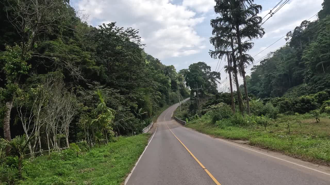 자연에 둘러싸인 휘어지는 길을 따라 여행하는 것