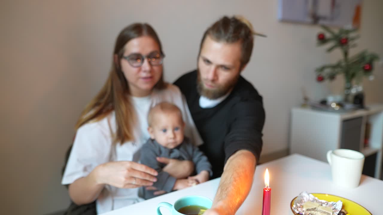 Bebekli aile kutlaması